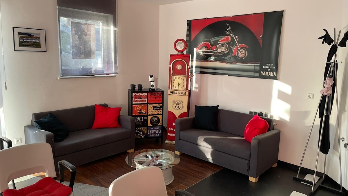 Aufenthaltsraum der Fahrschule Karrasch in Elchingen mit Sofas und Motorrad-Poster