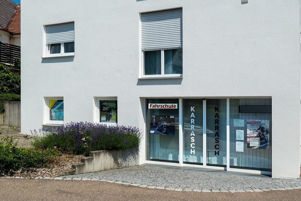 Außenansicht der Fahrschule Karrasch in der Am Weiher 1 in Elchingen-Oberelchingen mit Schriftzug am Schaufenster